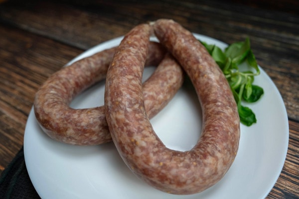 Frische Kohlwurst im Ring