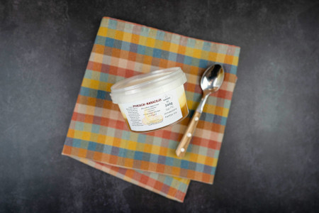 Abgetropfter Joghurt mit Pfirsich Maracuja