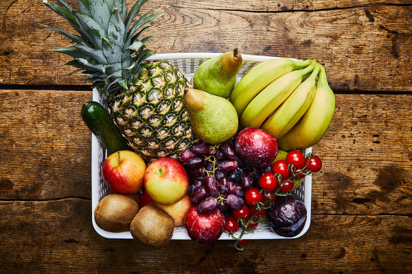 Frühstückskorb mit Ananas im Ganzen