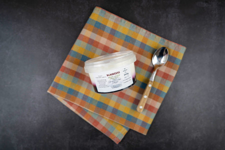 Abgetropfter Joghurt mit Heidelbeere