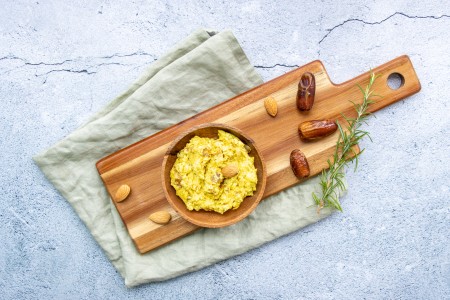 Curry-Dattel-Aufstrich mit Feta und Mandeln