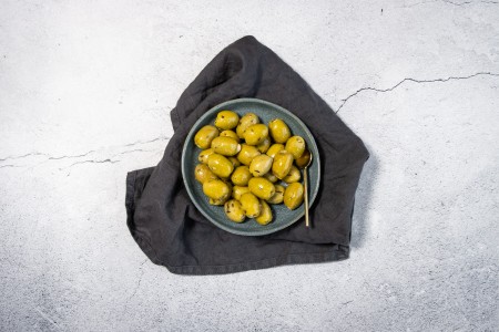 Oliven gefüllt mit Knoblauch gewürzt mit Kräuter der Provence