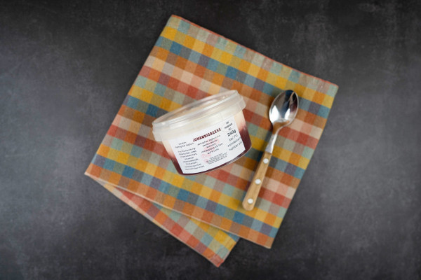 Abgetropfter Joghurt mit Johannisbeere